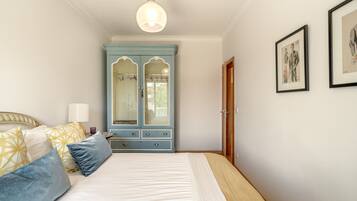 2 bedrooms, bed sheets