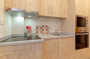 Microwave, dishwasher, coffee/tea maker, cookware/dishes/utensils