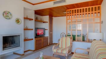 TV, tavolo da calcetto, tavolo da ping pong