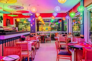 Dining - Convenient Stay, Superb Location! 2 Outdoor Pools, Free Parking, Airport Shuttle (Albufeira)