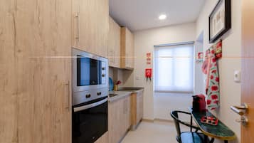 Microwave, dishwasher, coffee/tea maker, cookware/dishes/utensils