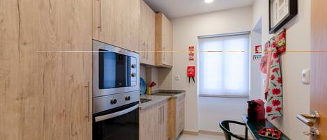 微波爐、洗碗機、咖啡機/沖茶器、鍋具/餐盤/廚房用品