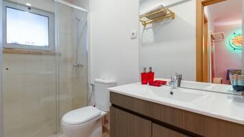 Buồng tắm vòi sen, khăn tắm