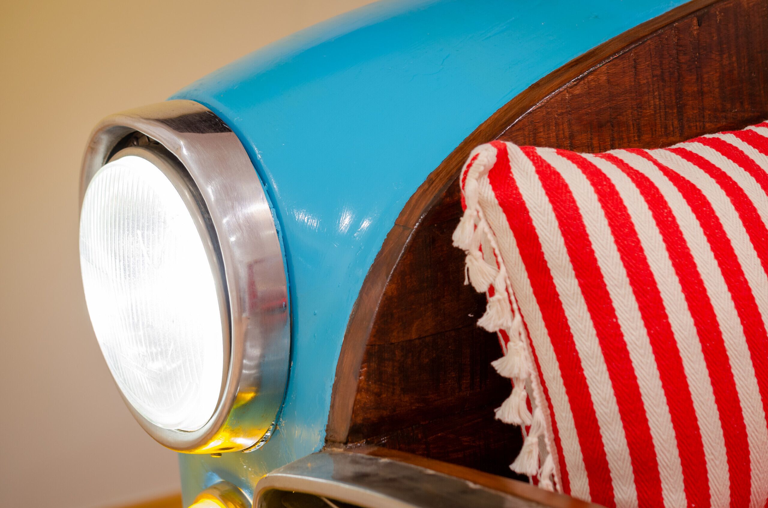 Ein Nahaufnahme einer retro-Stile Lampe mit metallischem Fuß und blauer Leuchte.