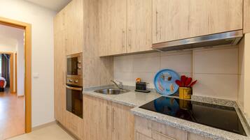 Microwave, dishwasher, coffee/tea maker, cookware/dishes/utensils