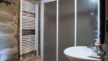 Dusch, hårtork, handdukar och tvål