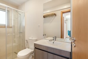 Een douche, handdoeken