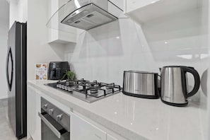 Kühlschrank, Mikrowelle, Ofen, Herdplatte