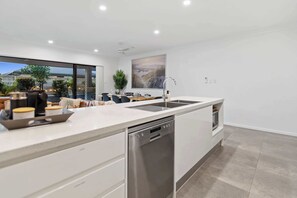 Fridge, microwave, oven, stovetop - Trinity Beach Spa Retreat with BBQ & Family Fun (Trinity Beach)