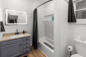 Haartrockner, Handtücher, Seife, Toilettenpapier