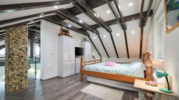 3 bedrooms, travel crib, free WiFi, bed sheets