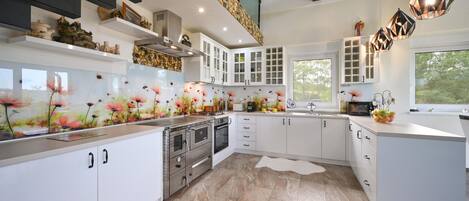 Refrigerador, horno, parrilla de estufa y cafetera y tetera