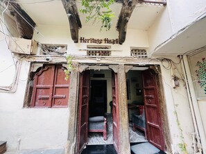 A building entrance with a sign reading "Heritage Haveli". - Hotel Heritage haveli (Udaipur)