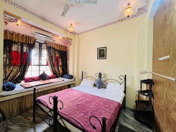 Family Room | Free WiFi - Hotel Heritage haveli (Udaipur)