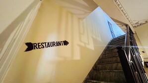 A staircase with a sign indicating the direction to the restaurant. - Hotel Heritage haveli (Udaipur)