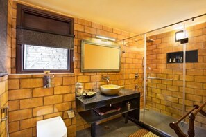 Buồng tắm vòi sen, khăn tắm, xà phòng, dầu gội