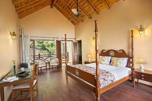 The Jungle Fowl | In-room safe, free WiFi, bed sheets - Larisa Homes X One Partridge Hill (Kosiyakutoli)