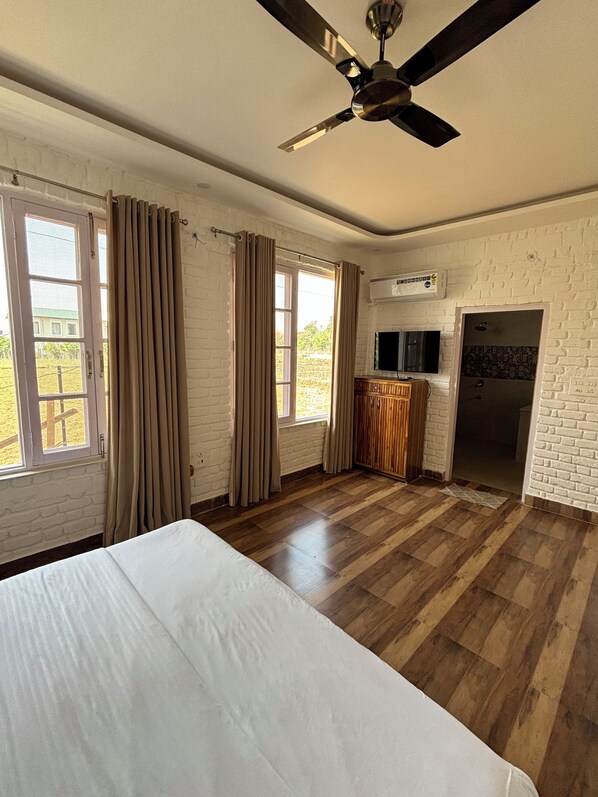 4 bedrooms, desk, iron/ironing board, free WiFi