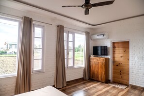 4 bedrooms, desk, iron/ironing board, free WiFi