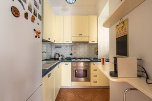 Fridge, oven, coffee/tea maker, electric kettle