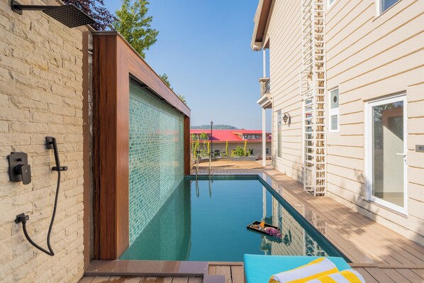 12 outdoor pools