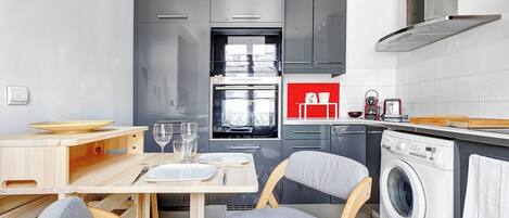 Jääkaappi, mikroaaltouuni, liesi, kahvin-/teenkeitin