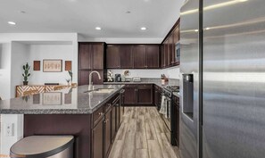 Refrigerador, microondas, horno, placa de cocina