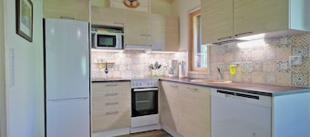 Charming 2-bedroom cottage Villa Ankkuri with privat wood stove sauna and BBQ