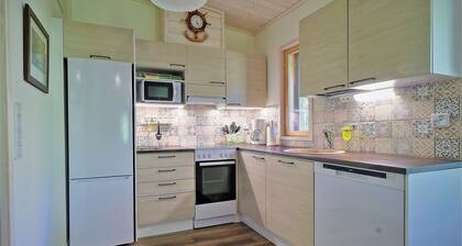 Charming 2-bedroom cottage Villa Ankkuri with privat wood stove sauna and BBQ