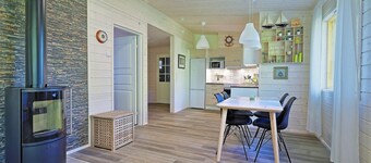 Charming 2-bedroom cottage Villa Ankkuri with privat wood stove sauna and BBQ