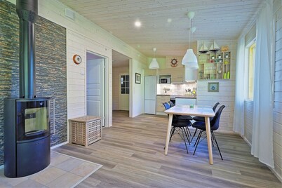 Charming 2-bedroom cottage Villa Ankkuri with privat wood stove sauna and BBQ