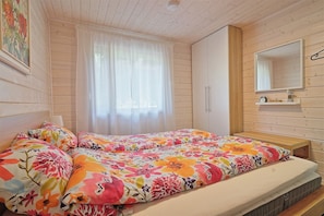 2 bedrooms, iron/ironing board, WiFi, bed sheets