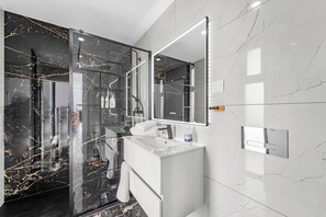 Douche, sèche-cheveux, serviettes fournies, papier toilette