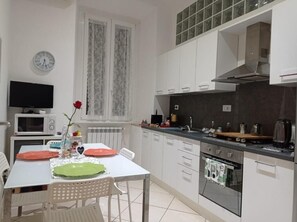 Fridge, microwave, oven, stovetop - Exclusive use apartment with kitchen, 2 bedroom, 2 bathroom and living room (Roma)