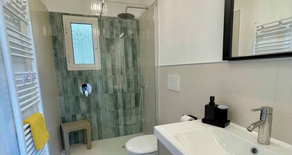 5th floor urban Apartment with elevator 5 minutes from trains to 5 Terre