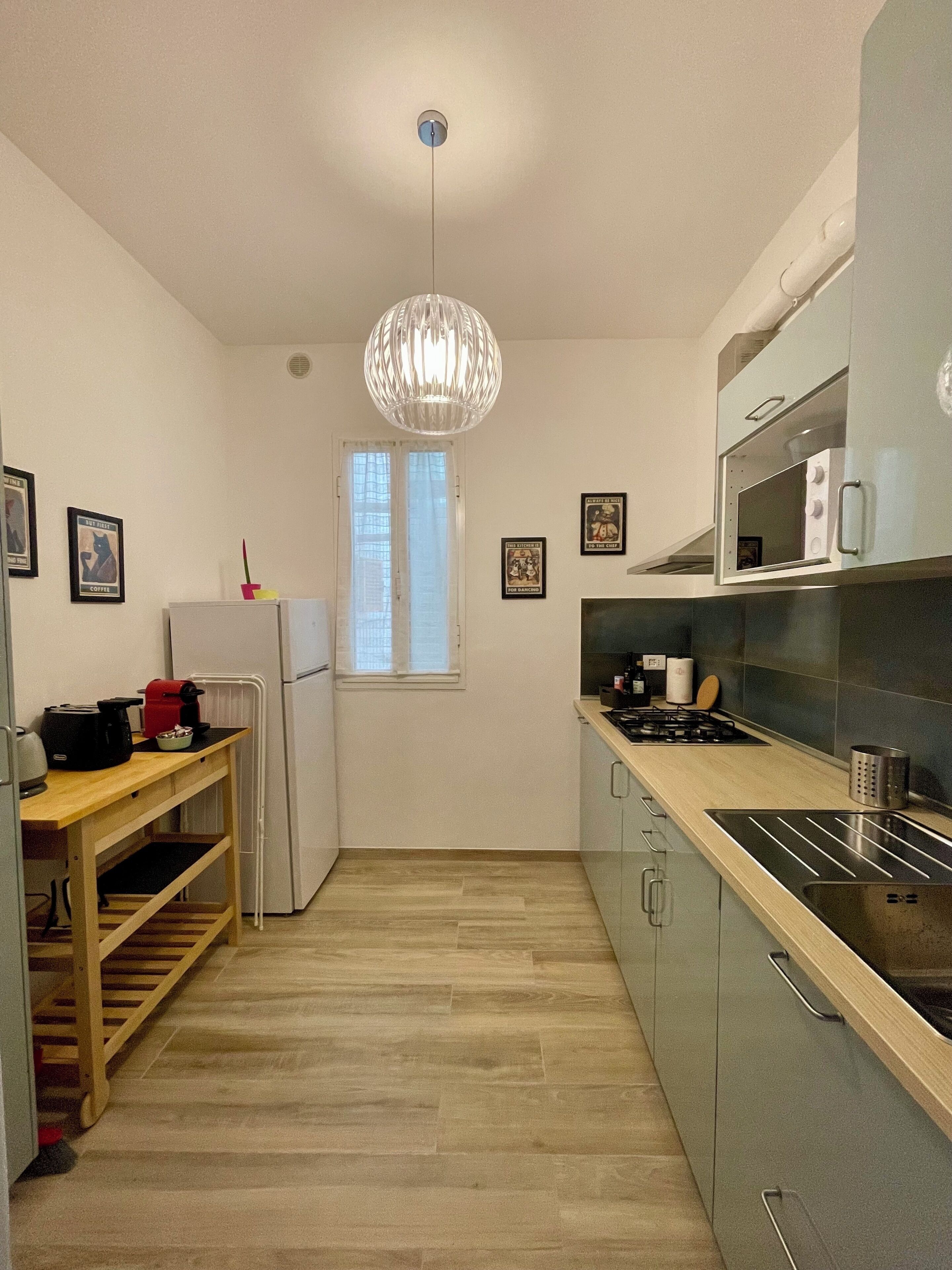 Réfrigérateur, micro-ondes, plaque de cuisson, bouilloire électrique