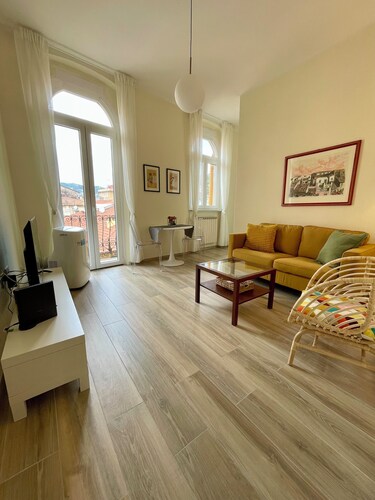 5th floor urban Apartment with elevator 5 minutes from trains to 5 Terre