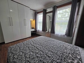 3 slaapkamers, een strijkplank/strijkijzer, internet, beddengoed