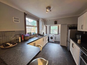 Een koelkast, een microgolfoven, een oven, een kookplaat