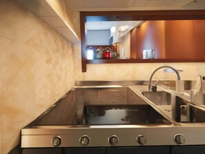 Fridge, oven, stovetop, coffee/tea maker