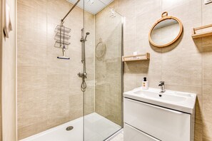 Dusche, Haartrockner, Handtücher