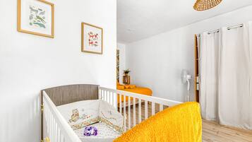 2 chambres, fer et planche à repasser, Wi-Fi, draps fournis