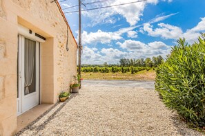Property grounds - Gîte Barrail du Moulin in the Heart of the Médoc Vineyards, Between Estuary and Ocean (Bégadan)
