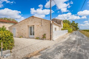 Exterior - Gîte Barrail du Moulin in the Heart of the Médoc Vineyards, Between Estuary and Ocean (Bégadan)