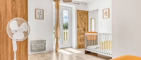 2 室のベッドルーム、アイロン / アイロン台、WiFi、ベッドシーツ