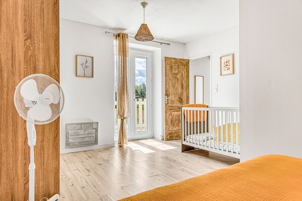 2 makuuhuonetta, silitysrauta/-lauta, Wi-Fi, vuodevaatteet