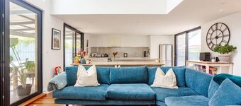 Coastal Family Getaway - Cottesloe Pool Retreat