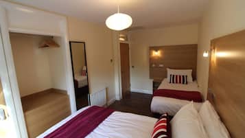 2 slaapkamers, een strijkplank/strijkijzer, internet, beddengoed