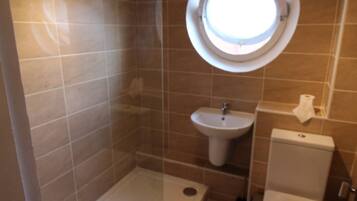 Een douche, een haardroger, handdoeken, zeep