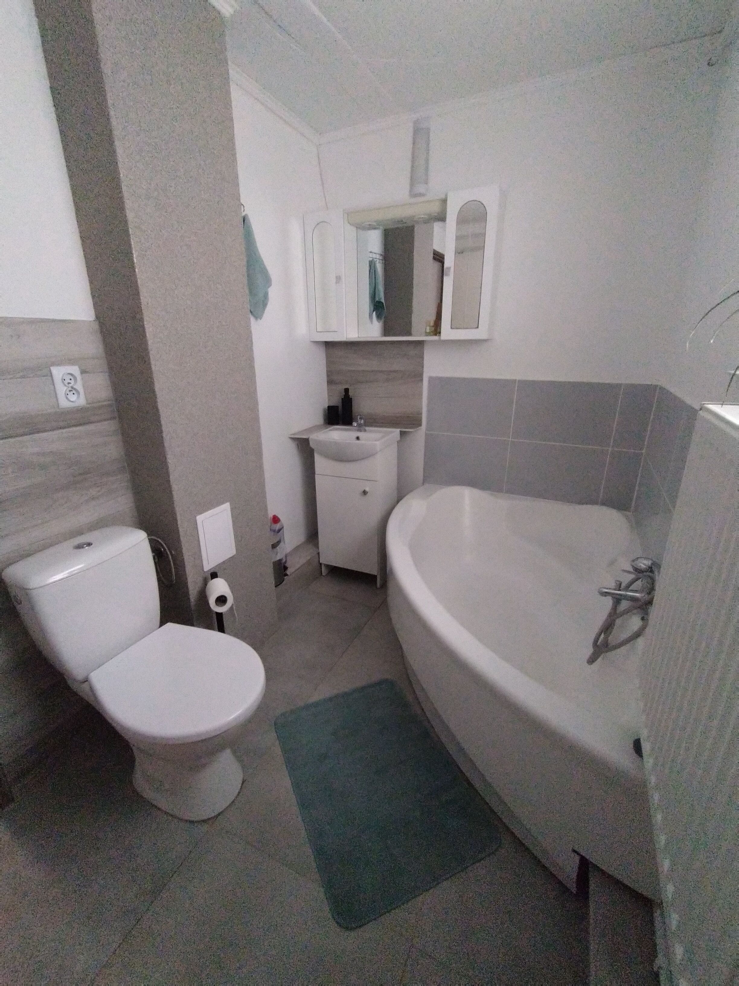 Een douche, een haardroger, handdoeken, zeep